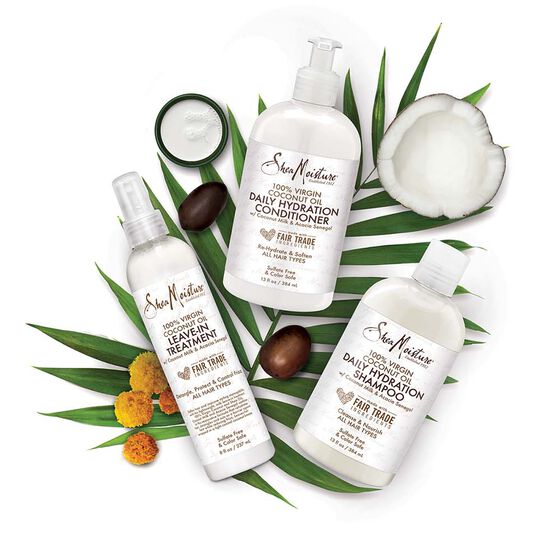 Πείτε αντίο στο Frizz Shea Moisture 100% Virgin Coconut Oil Daily Hydration Shampoo Εμπλουτισμένο με φυσικά συστατικά, 100% παρθένο λάδι καρύδας, κρεμώδες γάλα καρύδας και πιστοποιημένο βιολογικό βούτυρο καριτέ, αυτός ο συνδυασμός σαμπουάν και κοντίσιονερ κρατά τα μαλλιά ενυδατωμένα, διασφαλίζει ότι τα μαλλιά παραμένουν καθαρά, απαλά, μαλακά και χωρίς μπερδέματα. MYCURLS.GR