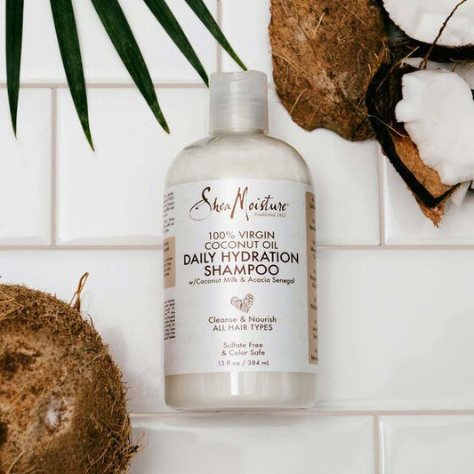 Πείτε αντίο στο Frizz Shea Moisture 100% Virgin Coconut Oil Daily Hydration Shampoo Εμπλουτισμένο με φυσικά συστατικά, 100% παρθένο λάδι καρύδας, κρεμώδες γάλα καρύδας και πιστοποιημένο βιολογικό βούτυρο καριτέ, αυτός ο συνδυασμός σαμπουάν και κοντίσιονερ κρατά τα μαλλιά ενυδατωμένα, διασφαλίζει ότι τα μαλλιά παραμένουν καθαρά, απαλά, μαλακά και χωρίς μπερδέματα. MYCURLS.GR
