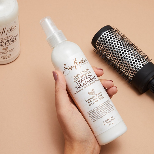 Πείτε αντίο στο Frizz Shea Moisture 100% Virgin Coconut Oil Daily Hydration Conditioner Εμπλουτισμένο με φυσικά συστατικά, 100% παρθένο λάδι καρύδας, κρεμώδες γάλα καρύδας και πιστοποιημένο βιολογικό βούτυρο καριτέ, αυτός ο συνδυασμός κρατά τα μαλλιά ενυδατωμένα, διασφαλίζει ότι τα μαλλιά παραμένουν καθαρά, απαλά, μαλακά και χωρίς μπερδέματα. MyCUrls.gr