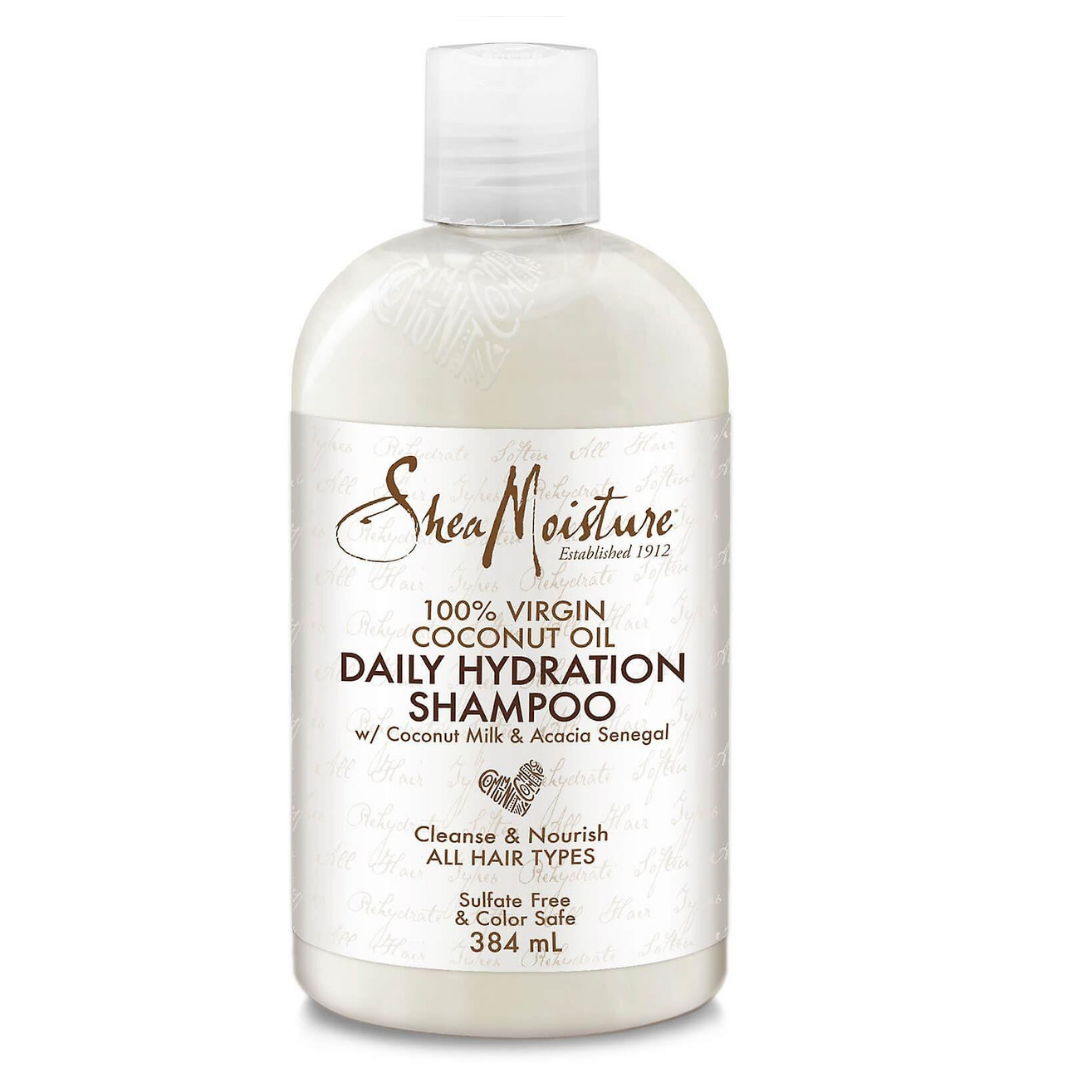 Πείτε αντίο στο Frizz  Shea Moisture 100% Virgin Coconut Oil Daily Hydration Shampoo  Εμπλουτισμένο με φυσικά συστατικά, 100% παρθένο λάδι καρύδας, κρεμώδες γάλα καρύδας και πιστοποιημένο βιολογικό βούτυρο καριτέ, αυτός ο συνδυασμός σαμπουάν και κοντίσιονερ κρατά τα μαλλιά ενυδατωμένα, διασφαλίζει ότι τα μαλλιά παραμένουν καθαρά, απαλά, μαλακά και χωρίς μπερδέματα. MYCURLS.GR