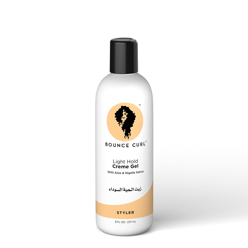 MyCurls.gr-Bounce Curl Light Hold Creme Gel 355ml  https://mycurls.gr/products/light-hold-creme-gel-355ml  Light Hold Creme Gel είναι ένα ελαφρύ τζελ styling με ελαφρύ κράτημα. Που δεν βαραίνει τα μαλλια και θα κλειδώσει το σχήμα της μπούκλας σας για μεγάλο χρονικό διάστημα, μειώνοντας το φριζάρισμα. &nbsp;Ενα από τα μυστικα&nbsp;έλαια που βοηθούν στην υγρασία&nbsp;είναι το&nbsp; black seed oil (μαύρο σπορέλαιο)&nbsp;της Μέ…
